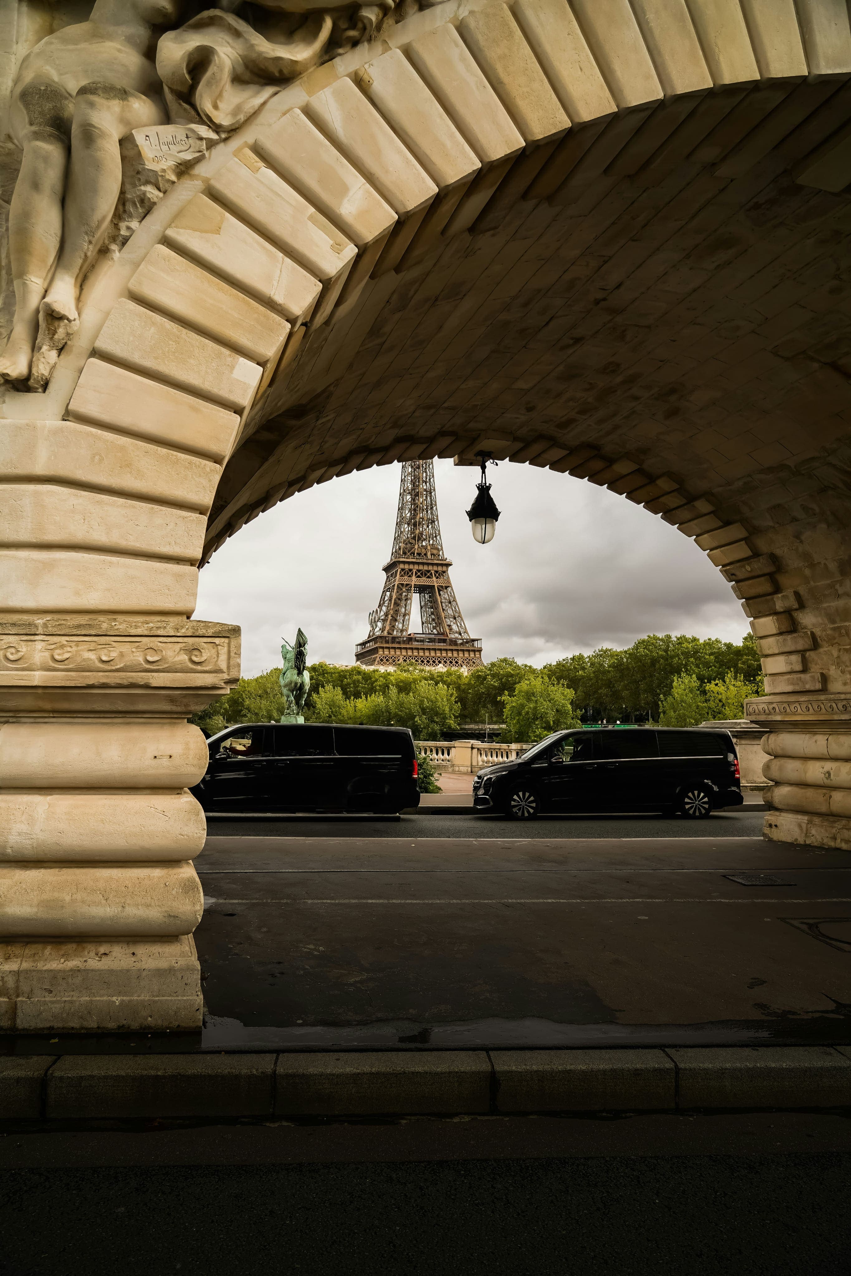 Passagers heureux dans une voiture